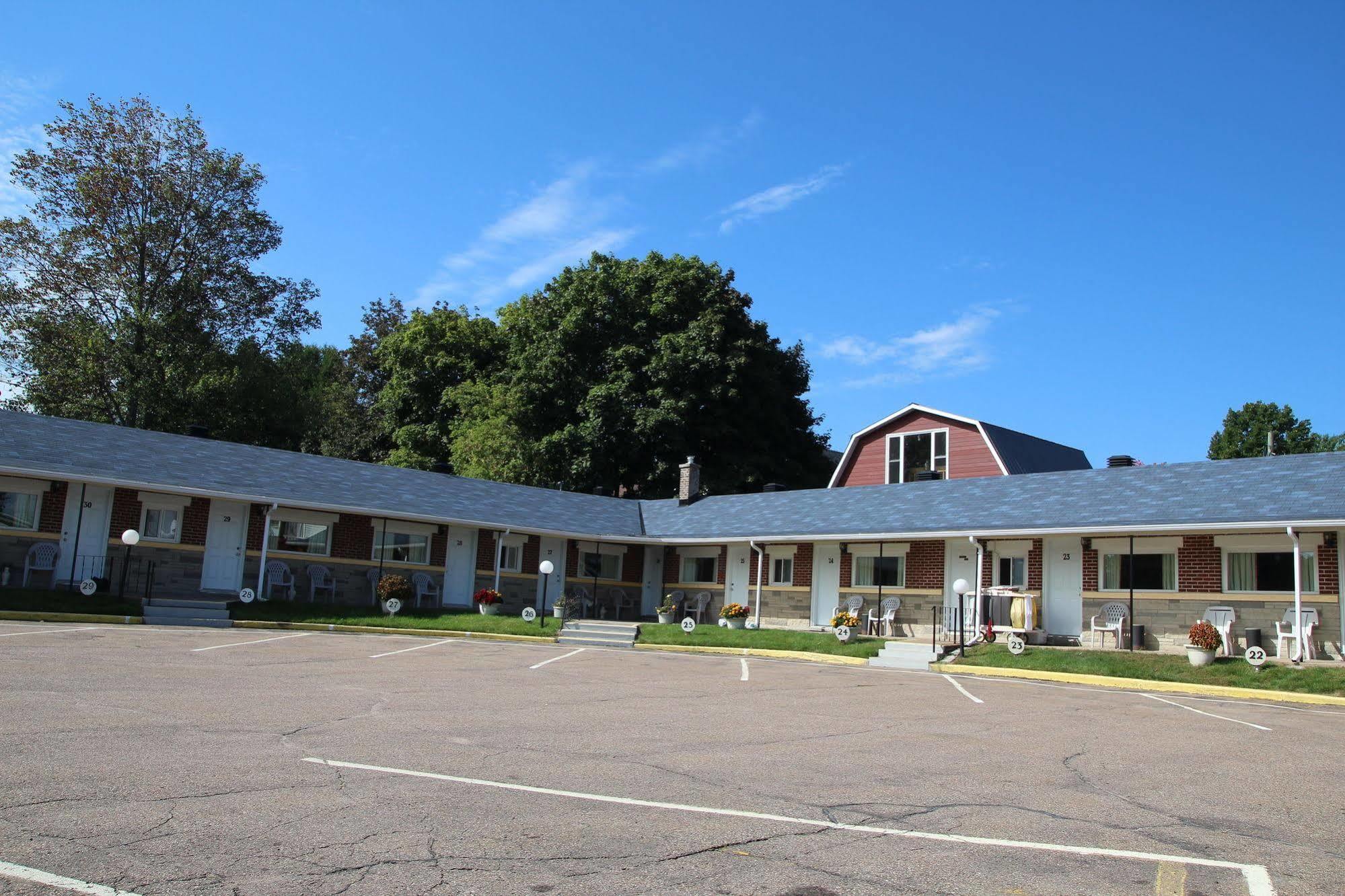 Hillside Inn Pembroke Bagian luar foto