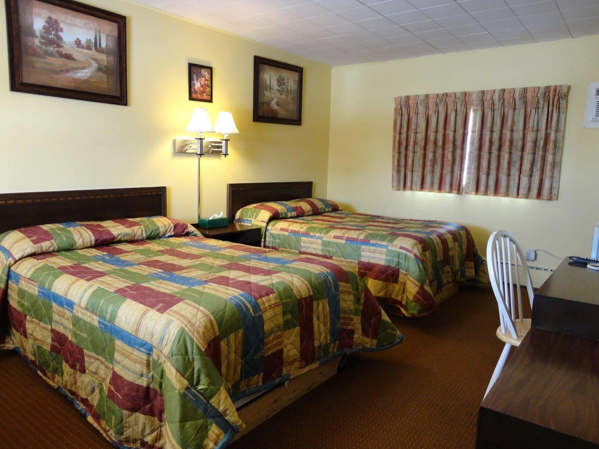 Hillside Inn Pembroke Bagian luar foto