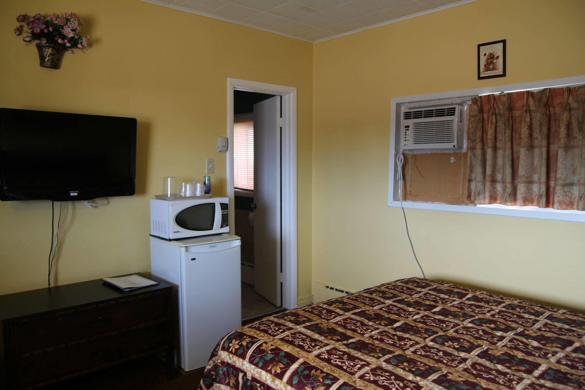 Hillside Inn Pembroke Bagian luar foto