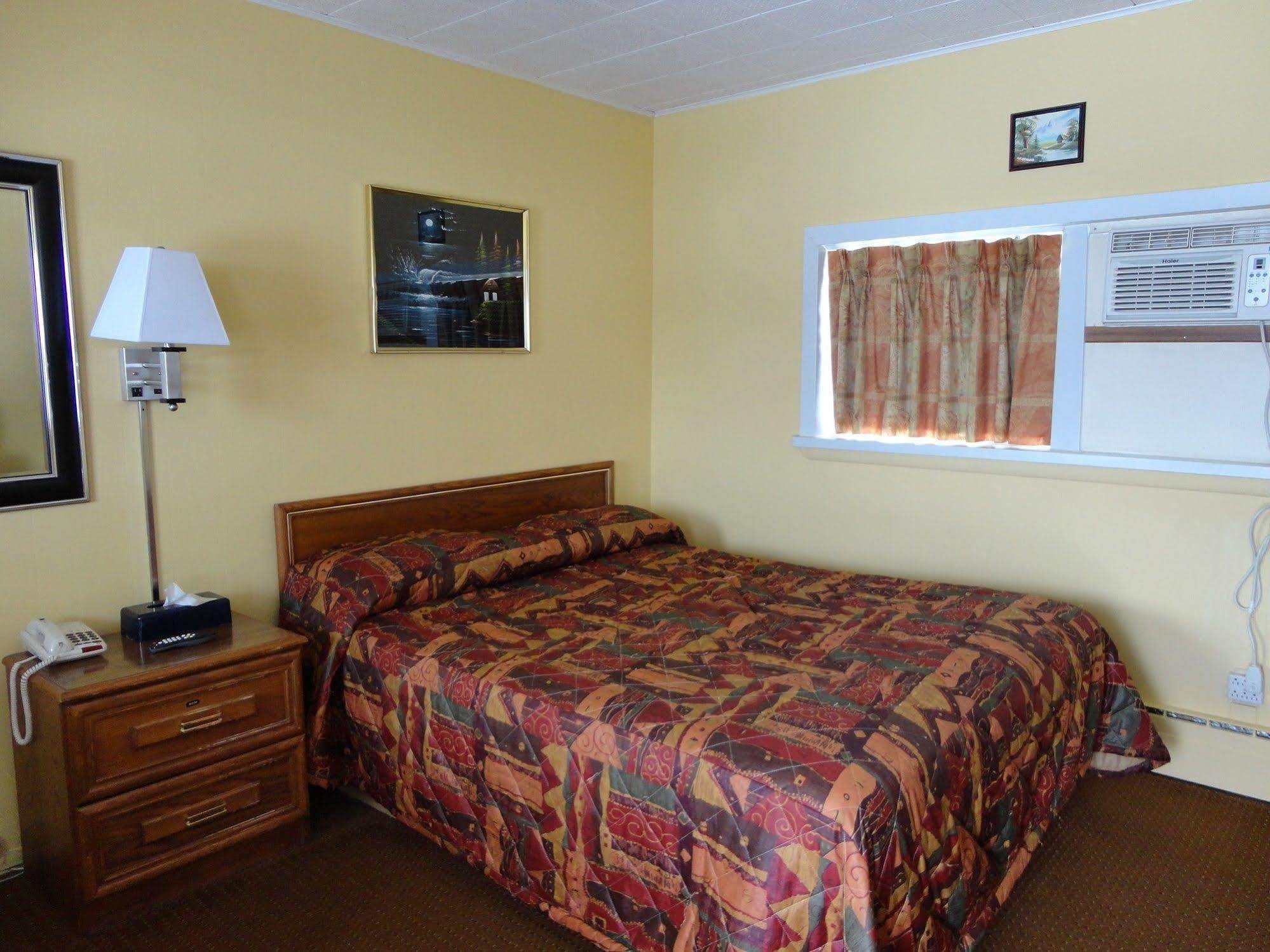 Hillside Inn Pembroke Bagian luar foto