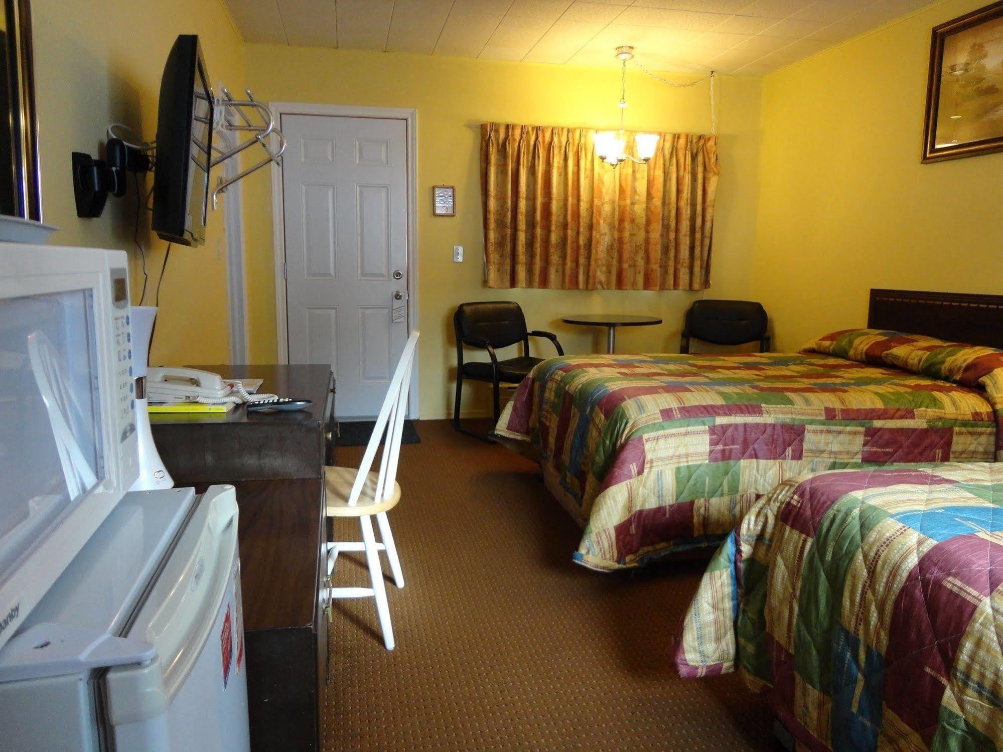 Hillside Inn Pembroke Bagian luar foto