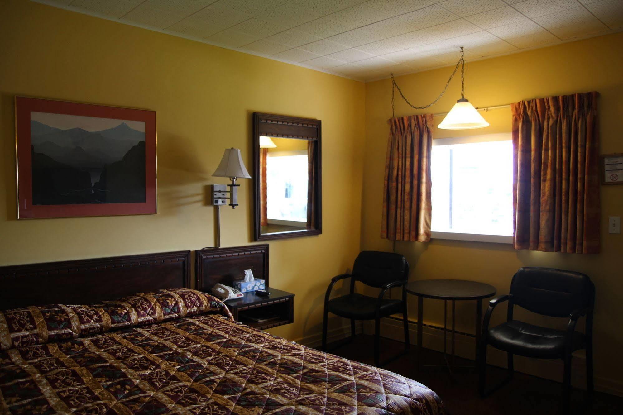 Hillside Inn Pembroke Bagian luar foto