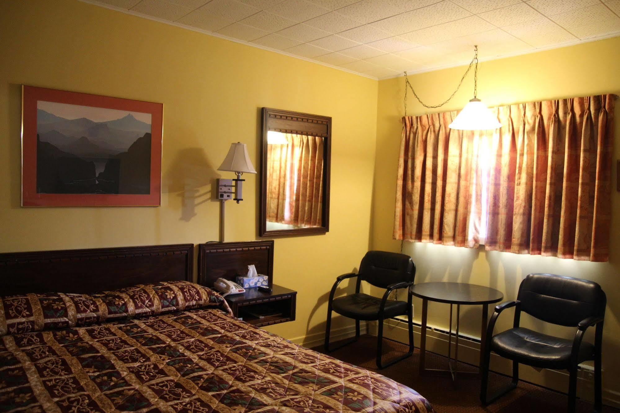 Hillside Inn Pembroke Bagian luar foto
