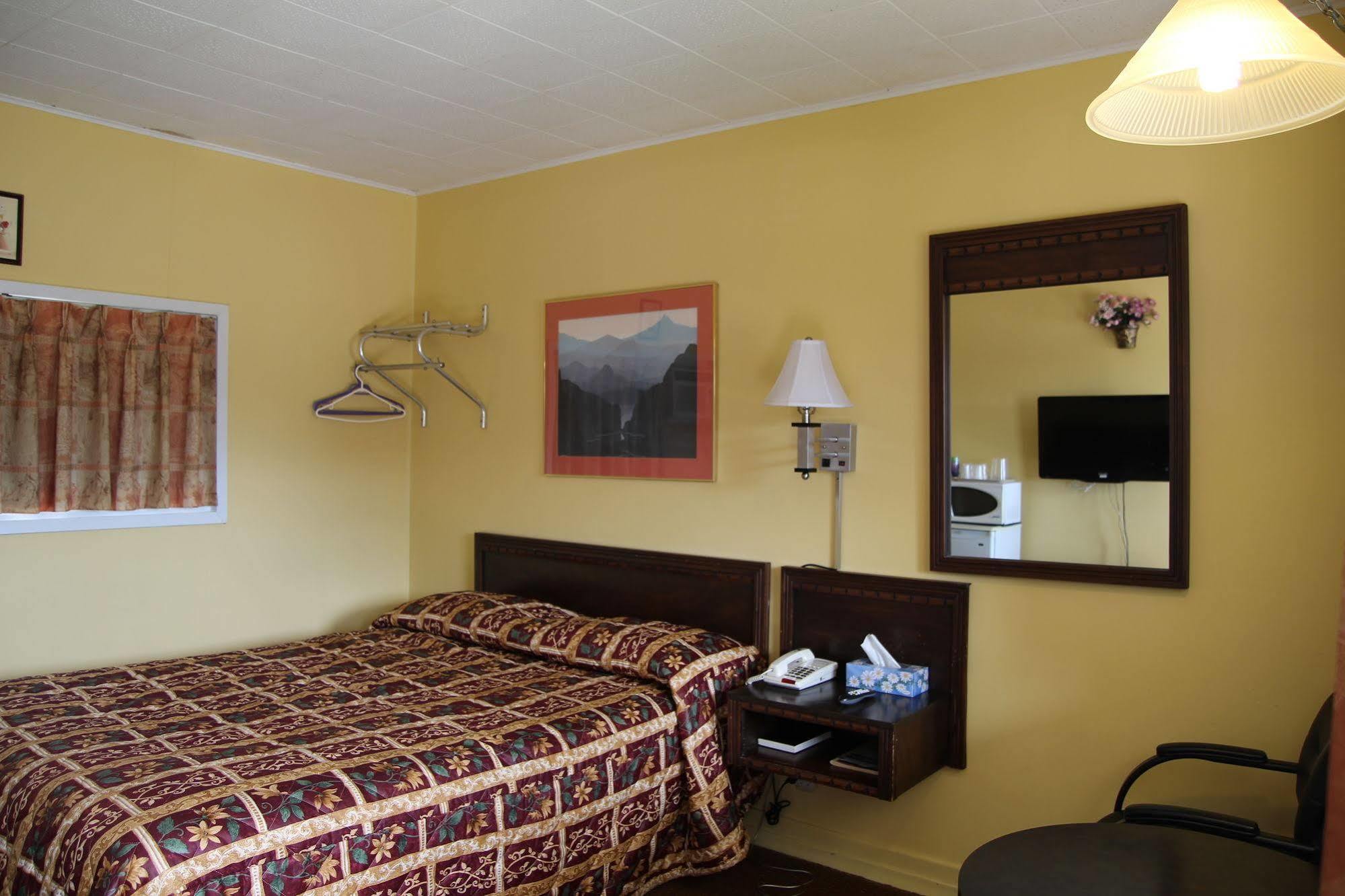 Hillside Inn Pembroke Bagian luar foto